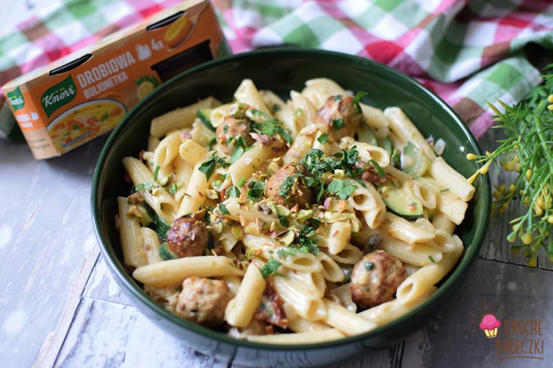 Pulpeciki z makaronem w sosie serowo - śmietanowym