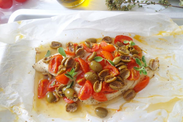 Morszczuk pieczony w pergaminie z pomidorkami i oliwkami (Nasello al cartoccio co pomodorini e olive)