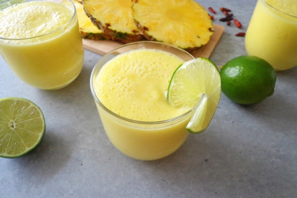 Koktajl antycellulitowy z ananasa i limonki (Smoothie anticellulite con ananas e lime)