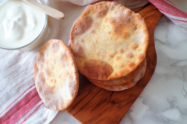 Z cyklu: Domowe pieczywo - Arabskie chlebki z jogurtem, bez drożdży (Pane azzimo allo yogurt, senza lievito)