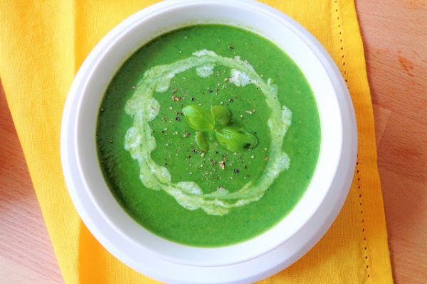 Zupa krem ze szparagów, szpinaku i bazylii (Crema di asparagi, spinaci e basilico)