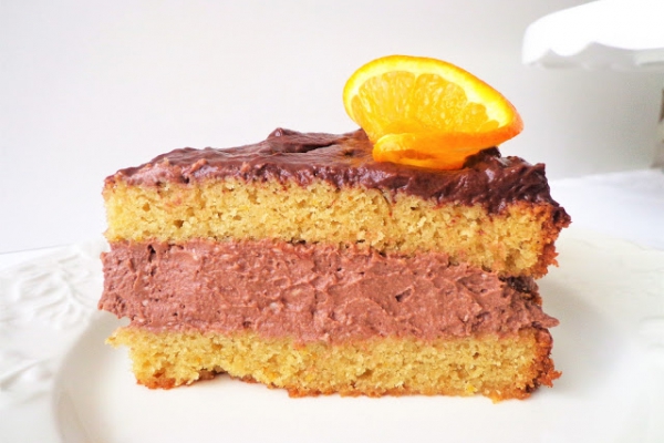 Tort pomarańczowy z kremem z gorzkiej i mlecznej czekolady (Torta all arancia con crema di cioccolato fondente e crema di cioccolato al latte)