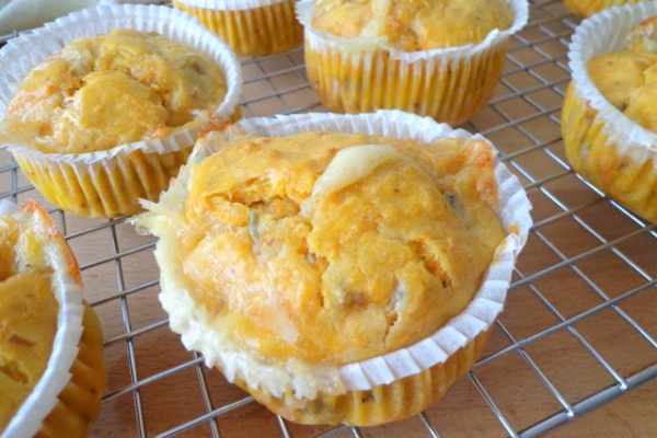 Marchewkowe muffiny z orzechami włoskimi i gorgonzolą (Muffin di carote, noci e gorgonzola)