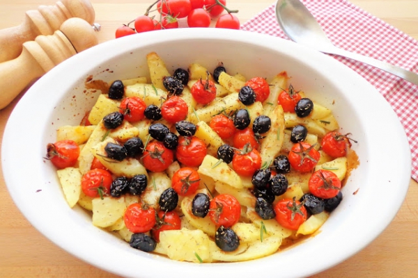 Pieczone ziemniaki z pomidorkami i czarnymi oliwkami (Patate al forno con pomodorini e olive)