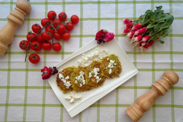 Placuszki z cukinii i fety (Frittelle di zucchine e feta)