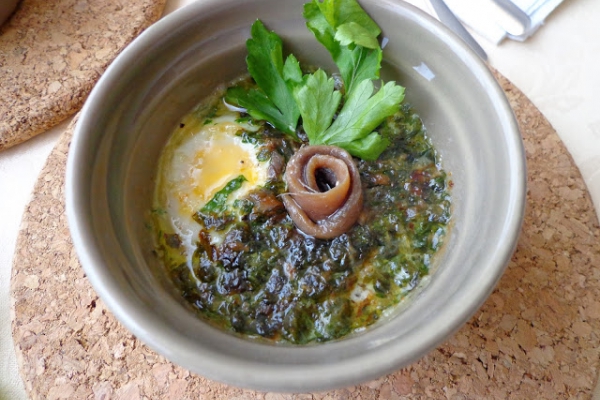 Zapiekane jajka w dwóch wersjach: z anchois i z szynką parmeńską (Uova in cocotte con le acciughe e prosciutto crudo)