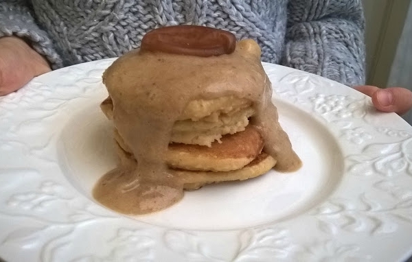 Pancake z mąki owsianej z sosem daktylowym (Pancake alla farina di avena)