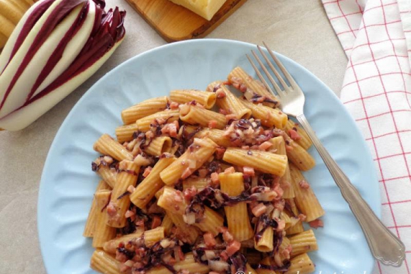 Makaron w kremowym sosie z wędzoną szynką i radicchio (Pasta con crema di radicchio e speck)