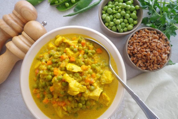 Wiosenne curry z kurczakiem i groszkiem (Curry di primavera con pollo e piselli)