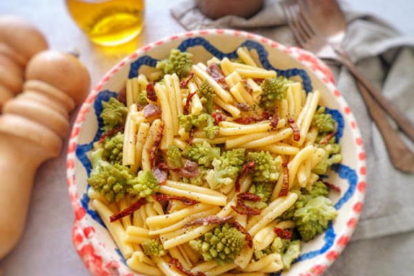 Makaron z kalafiorem romanesco, suszonymi pomidorami i anchois (Pasta con cavolfiore romanesco, pomodori secchi e alici)