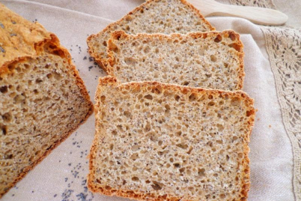 Chleb gryczano-razowy z makiem (Pane integrale con farina di grano saraceno)