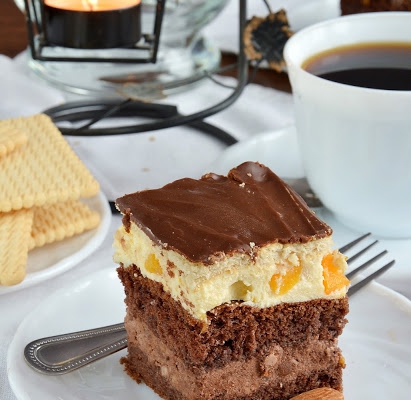 Ciasto Ambasador - biszkopt z kremem, herbatnikami i polewą czekoladową