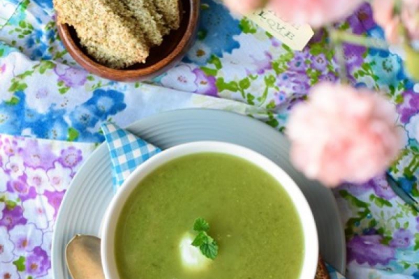 Zupa ogórkowa z zielonym groszkiem i sałatą