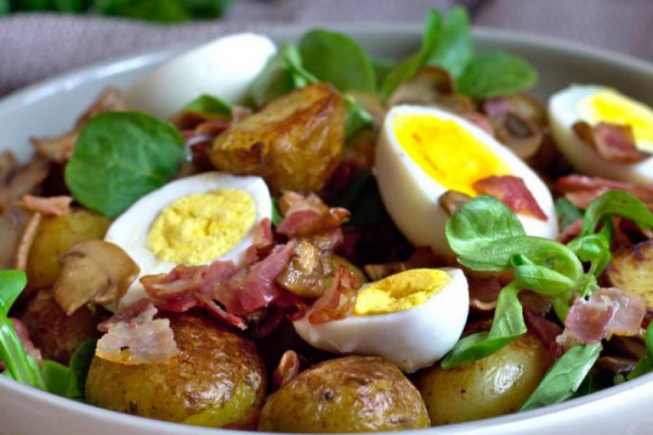 Letni obiad – młode ziemniaki z roszponką, jajkiem, boczkiem i pieczarkami
