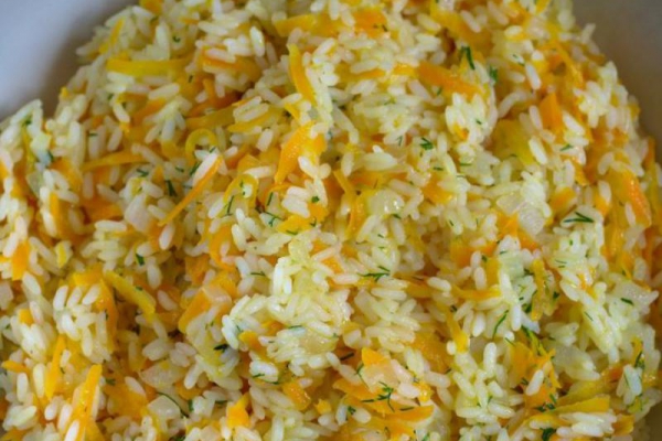 Ryż z marchewką i cebulką – dodatek do obiadu