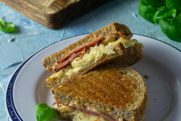 Tosty z pastrami oraz kiszoną kapustą – a’la Reuben Sandwich
