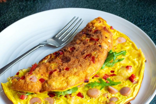 Omlet z papryką, cebulą i parówką