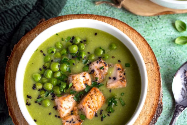 Zupa krem z zielonego groszku z łososiem