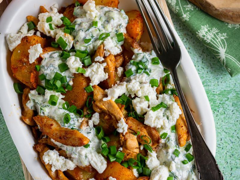 Pieczone ziemniaczki z kurczakiem gyros i tzatzikami