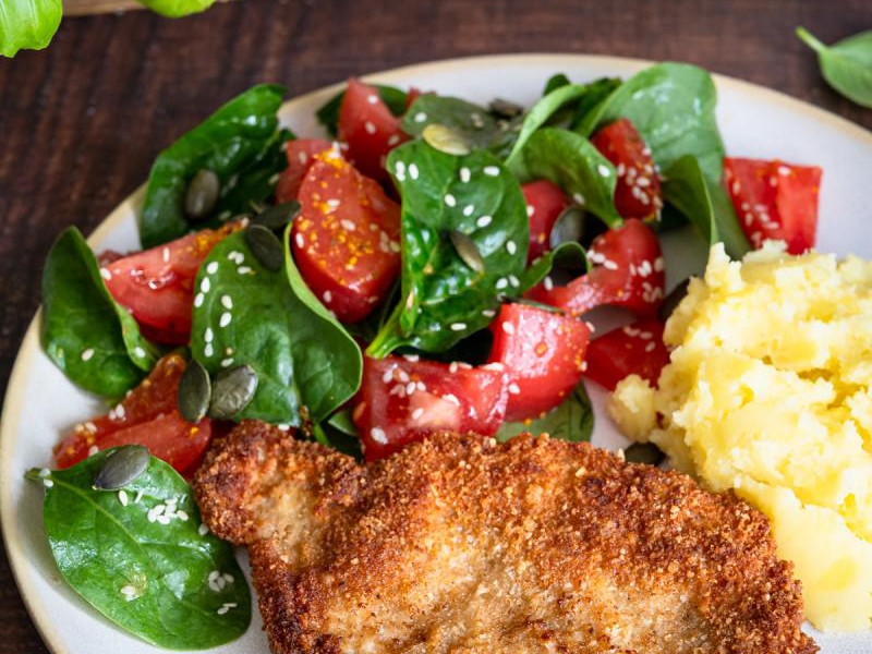Kotlet schabowy z sałatką pomidorowo-szpinakową
