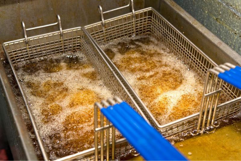 Frytownice gastronomiczne: pojemność, moc, funkcje – parametry, które mają znaczenie