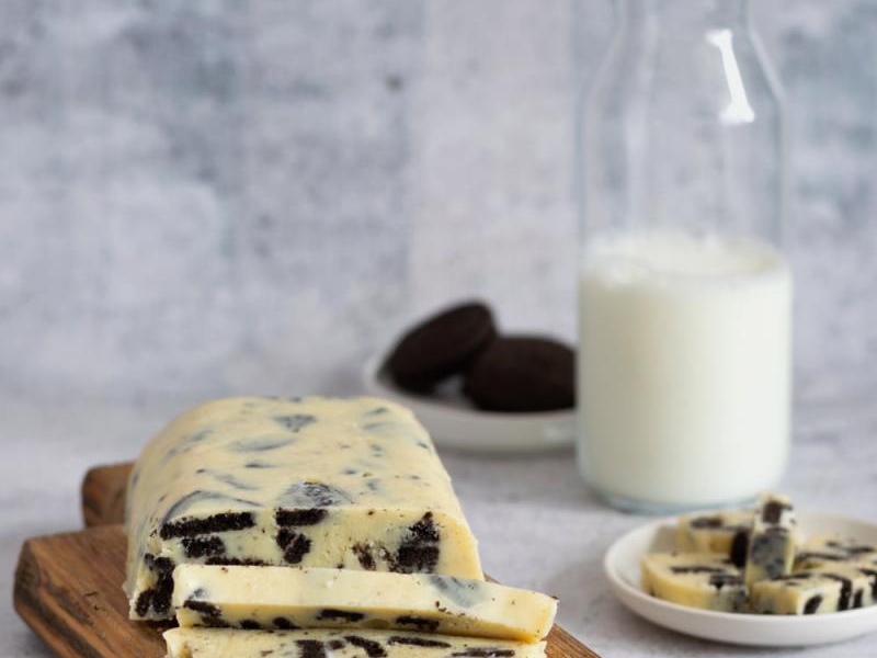 Biały blok czekoladowy – z mlekiem skondensowanym i oreo