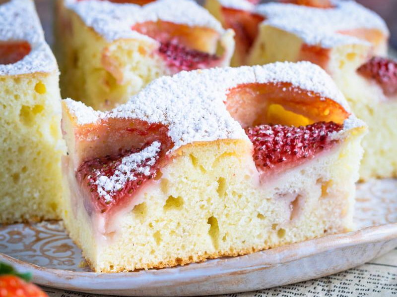 Ciasto maślankowe z truskawkami