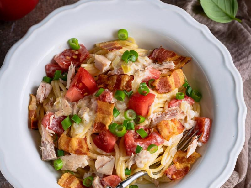 Spaghetti z tuńczykiem, pomidorem i boczkiem