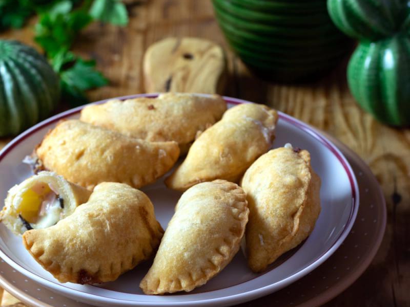 Smażone pierożki z szynką i mozzarellą