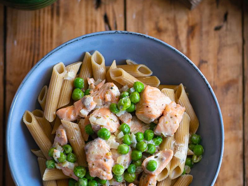 Makaron z łososiem i zielonym groszkiem