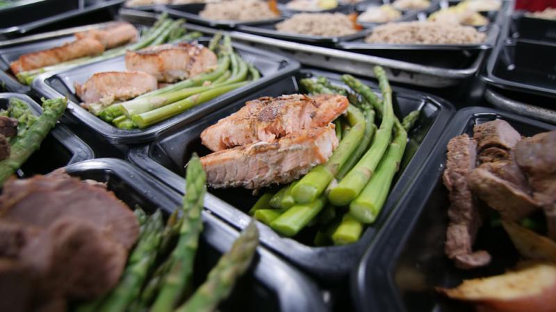 Keto Catering: Jak zamówić zdrowe posiłki bez węglowodanów z dostawą do domu