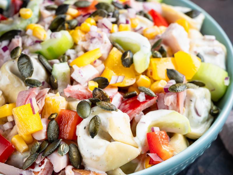 Sałatka z wędzonym kurczakiem i tortellini „Party hit”