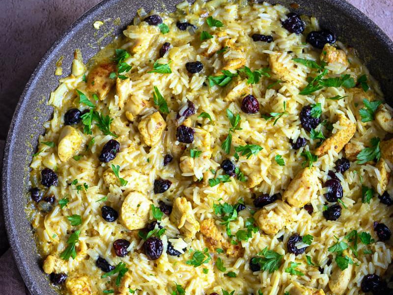 Ryż z kurczakiem w mleczku kokosowym z suszoną żurawiną