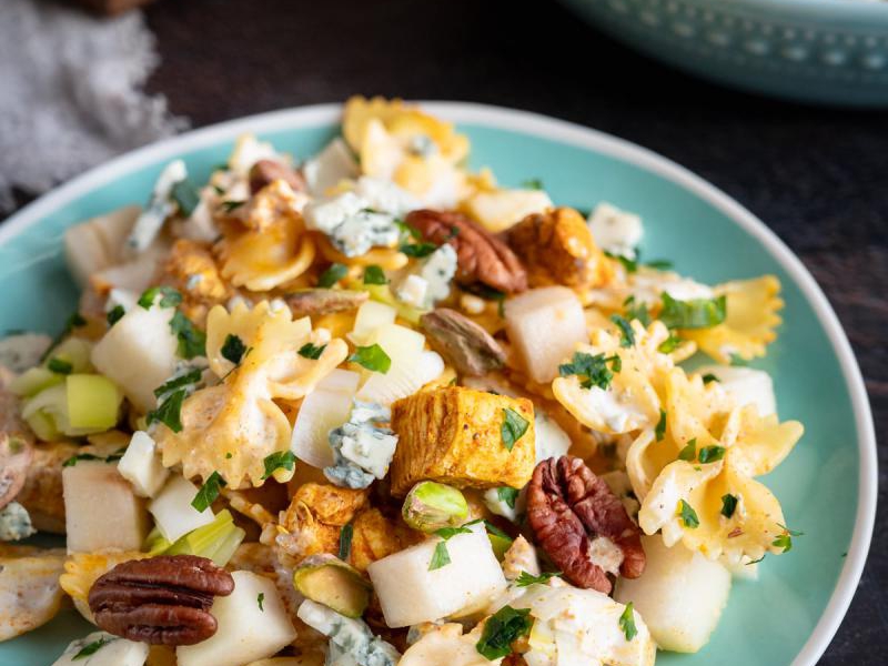 Sałatka makaronowa z kurczakiem i serem pleśniowym