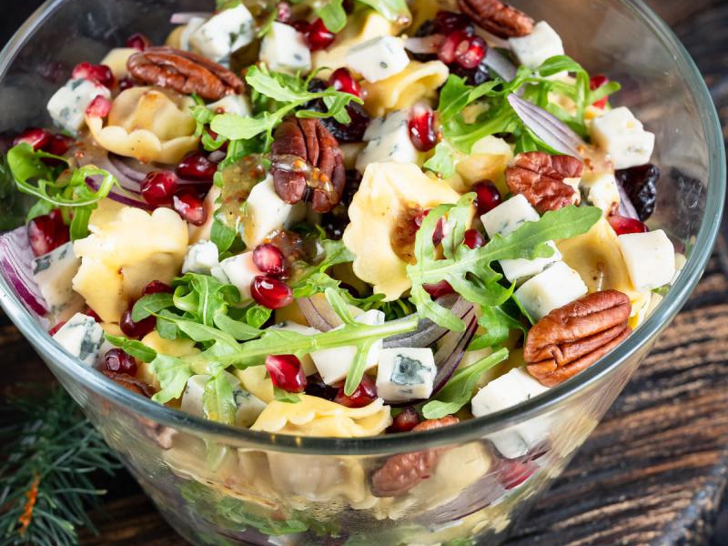 Sałatka z tortellini, jabłkiem i serem pleśniowym