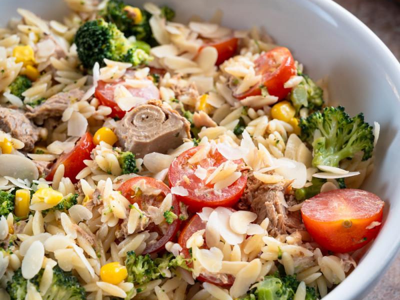 Sałatka makaronowa z tuńczykiem i brokułem