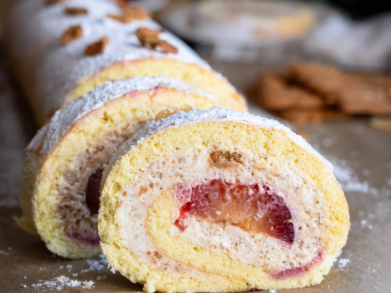 Rolada biszkoptowa z kremem spekulatius i śliwkami