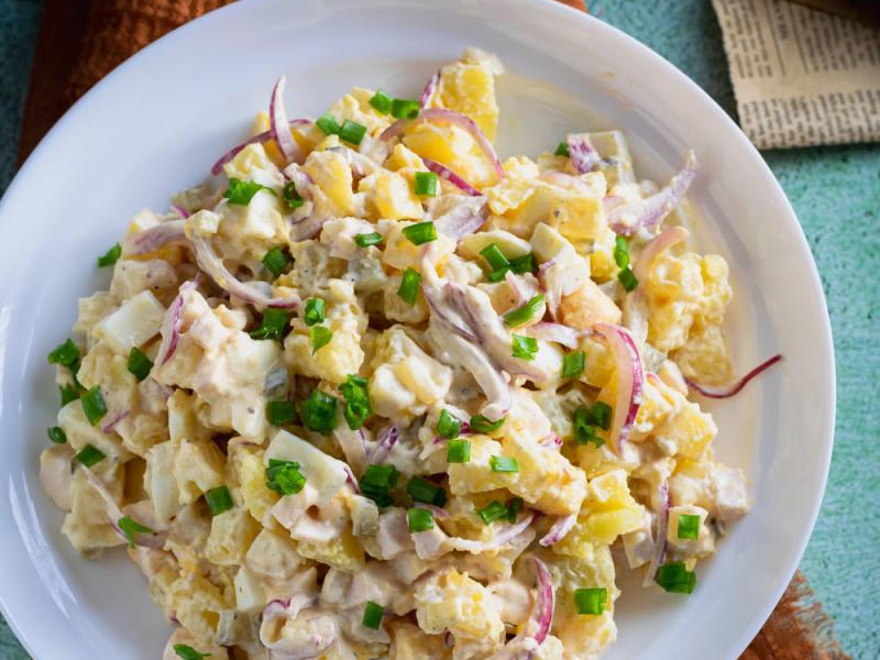 Sałatka ziemniaczana z wędzonym kurczakiem