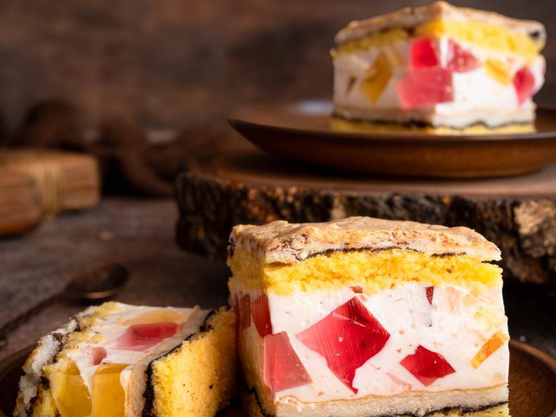 Ciasto żółtkowo-białkowe z masą z kwaśnej śmietany