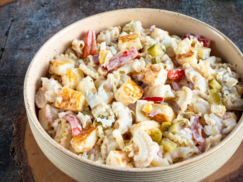 Sałatka makaronowa z halloumi