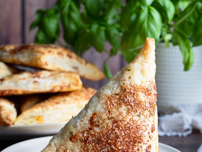 Trójkąty z ciasta francuskiego z salami, serem i ananasem