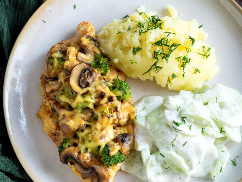 Piersi kurczaka z pieczarkami, brokułem i serem