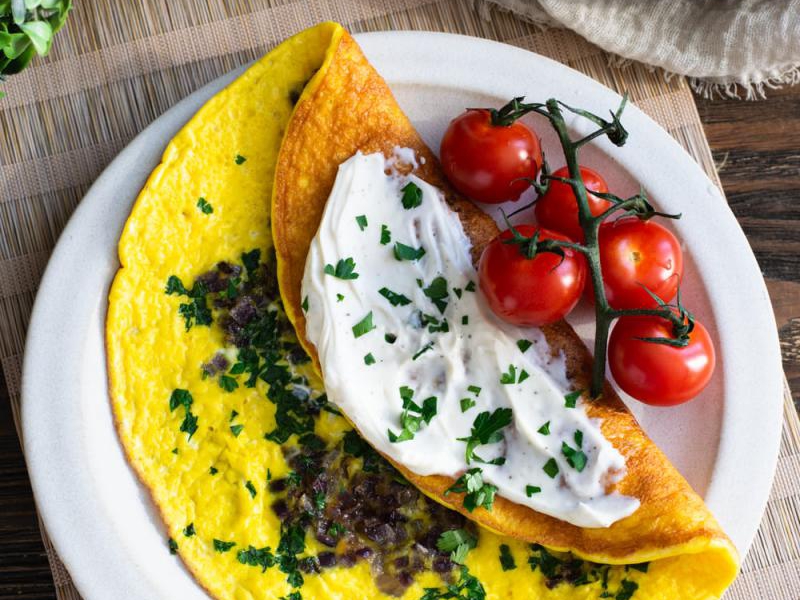 Omlet z czerwoną cebulą i natką