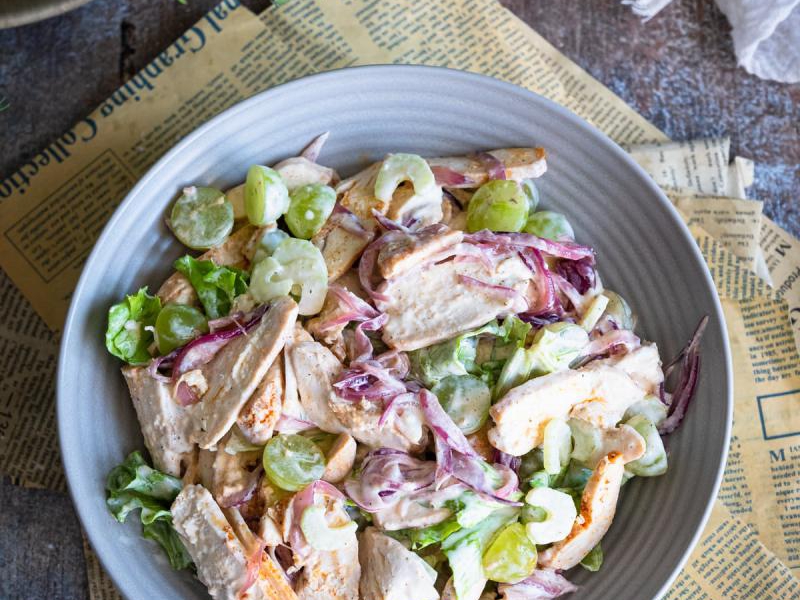 Sałatka z pieczonym kurczakiem, selerem naciowym i winogronami