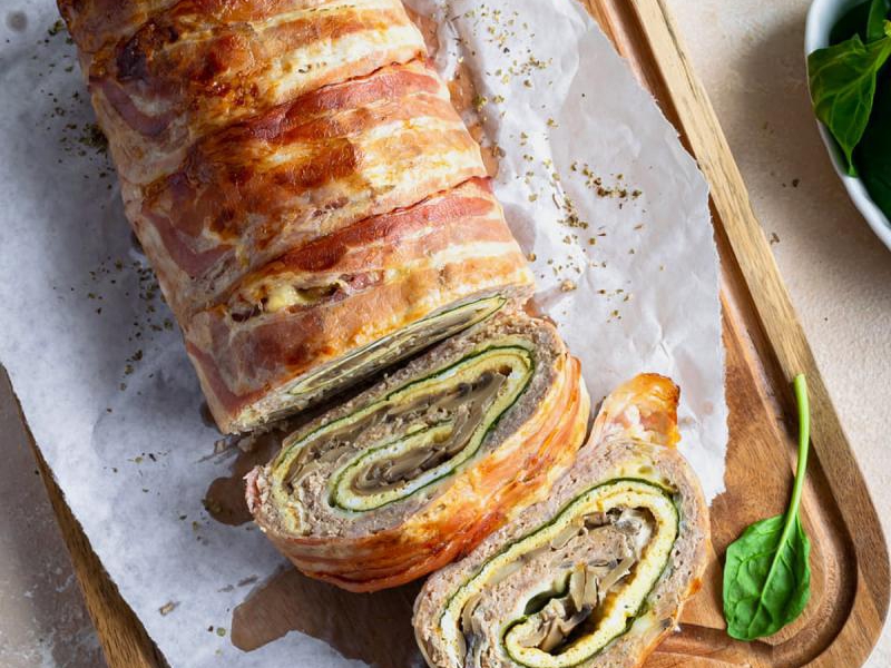 Pieczeń z omletem, serem i pieczarkami