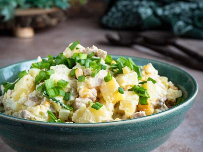 Sałatka ziemniaczana z wędzonym kurczakiem i marynowanymi pieczarkami