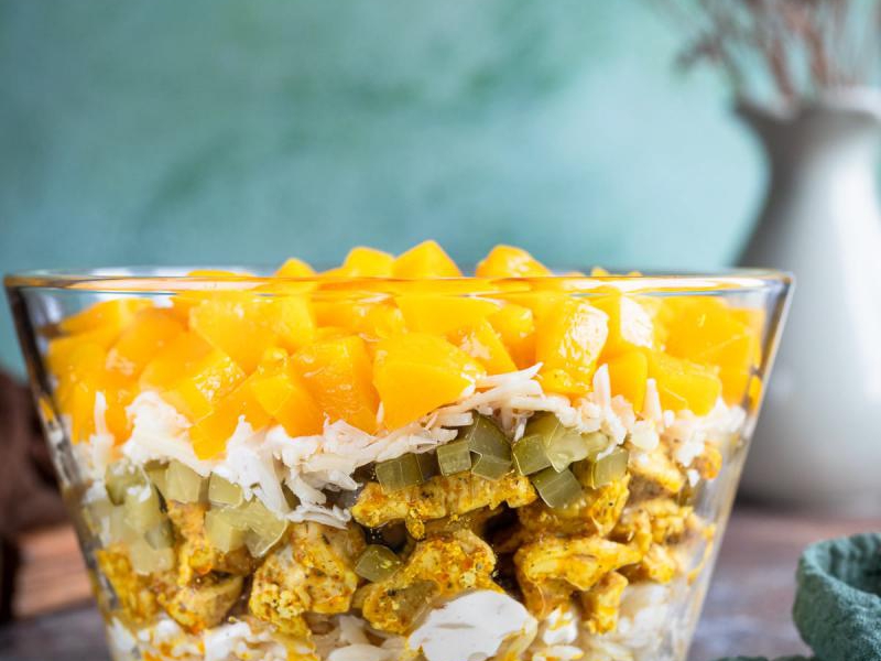 Warstwowa sałatka z orzo, kurczakiem i brzoskwiniami