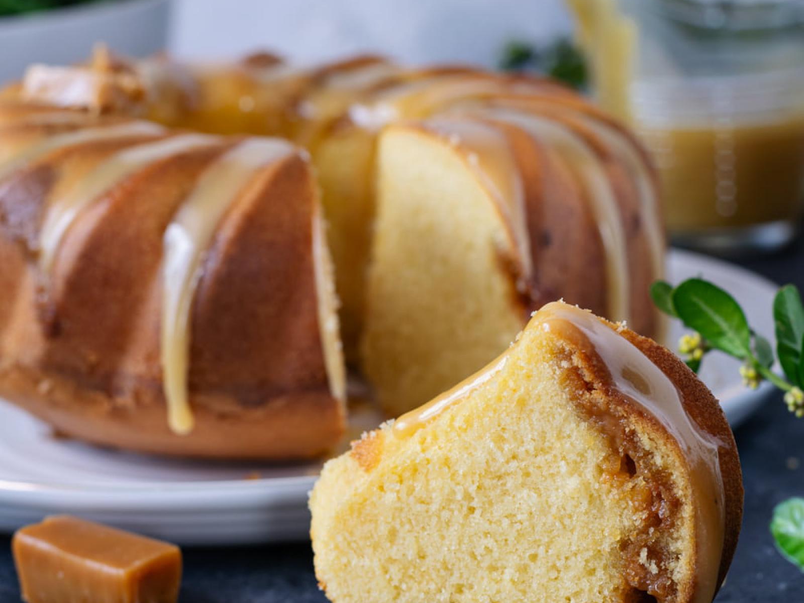 Babka z ajerkoniakiem i krówkami