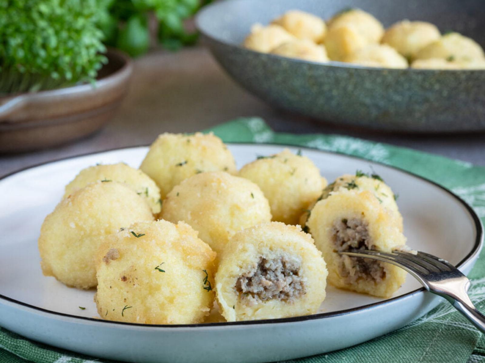 Kluski ziemniaczane z białą kiełbasą i chrzanem