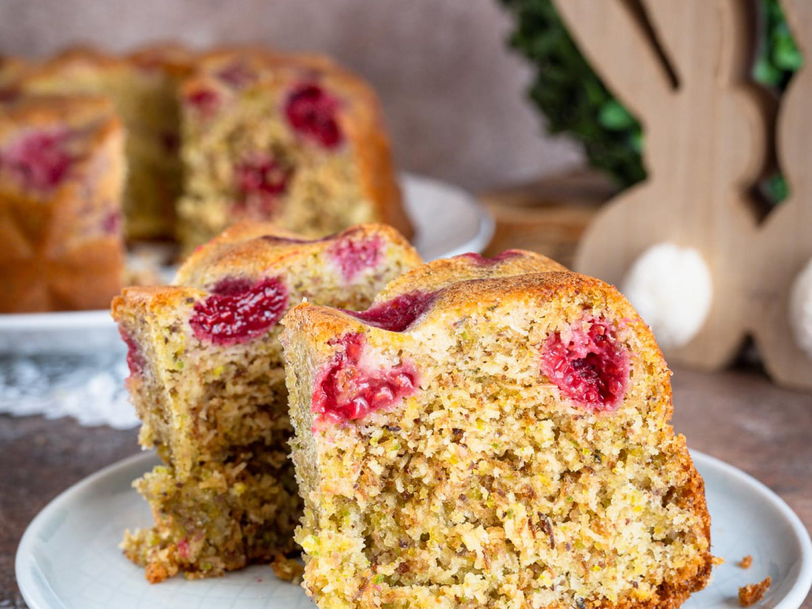 Babka pistacjowa z malinami i kataifi